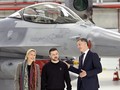Tổng thống Ukraine Volodymyr Zelensky (giữa) tạo dáng trước máy bay chiến đấu F-16 trong chuyến thăm Bỉ vào tháng 5/2024. Ảnh: Getty.