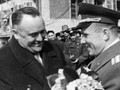 Ông Sergey Korolev (trái) chúc mừng Yuri Gagarin đã hoàn thành thành công chuyến bay vũ trụ đầu tiên mang tính lịch sử của mình, năm 1961. Ảnh: RIA Novosti.