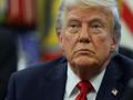 Tổng thống Mỹ Donald Trump ký các sắc lệnh hành pháp tại Phòng Bầu dục ở Nhà Trắng ở Washington, D.C., Mỹ ngày 23/4. Ảnh: Reuters.