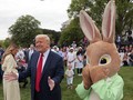 Tổng thống Mỹ Donald Trump, cùng với Thỏ Phục sinh, trò chuyện với khách mời trong Lễ lăn trứng tại Nhà Trắng vào ngày 21/4. Ảnh: Getty.