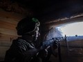 Một người lính Ukraine gần tiền tuyến vào ngày 21/4. Ảnh: Getty.