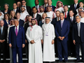 Tổng thống Donald Trump (dưới bên trái) và Jensen Huang (dưới bên phải) chụp ảnh cùng gia đình hoàng gia Arab Saudi và các nhà lãnh đạo công nghệ khác của Mỹ tại một diễn đàn đầu tư kinh doanh Saudi-Mỹ. Ảnh: Getty.
