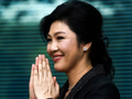 Cựu Thủ tướng Thái Lan Yingluck Shinawatra chào đón những người ủng hộ khi bà đến Tòa án Tối cao ở Bangkok, Thái Lan, vào ngày 1/8/2017. Ảnh: Reuters.