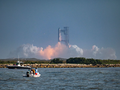 Tên lửa SpaceX Starship phóng từ Starbase, Texas, nhìn từ Đảo South Padre trong hôm 27/5. Ảnh: AFP.