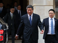 Phó Thủ tướng Trung Quốc Hà Lập Phong rời Lancaster House vào ngày thứ hai ​​diễn ra các cuộc đàm phán thương mại giữa Mỹ và Trung Quốc tại London, Anh ngày 10/6. Ảnh: Reuters.