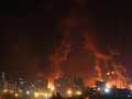 Đám cháy do đòn tấn công của Israel nhằm vào kho dầu Sharan, Tehran, ngày 15/6. Ảnh: Reuters.