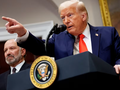 Tổng thống Donald Trump, cùng với Bộ trưởng Thương mại Howard Lutnick, trả lời câu hỏi của phóng viên tại Phòng Roosevelt của Nhà Trắng vào ngày 3/3. Ảnh: Getty.