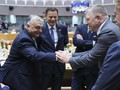 Thủ tướng Hungary Viktor Orban và Thủ tướng Slovakia Robert Fico được các nhà lãnh đạo EU khác vây quanh tại trụ sở Hội đồng EU, Brussels, Bỉ, ngày 26/6. Ảnh: Getty.
