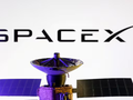 Hình ảnh một vệ tinh Starlink được chụp trước logo của công ty SpaceX. Ảnh: Reuters.
