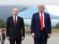 Khi Tổng thống Donald Trump chào đón Tổng thống Nga Vladimir Putin trên đường băng tại Căn cứ Không quân Elmendorf, một máy bay ném bom tàng hình B-2 bay vút trên cao, được hộ tống bởi 4 chiến đấu cơ. Ảnh: Reuters.