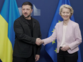 Chủ tịch Ủy ban Châu Âu Ursula von der Leyen bắt tay Tổng thống Ukraine Volodymyr Zelensky tại Brussels, Bỉ, nơi ông tham dự cuộc họp của các nhà lãnh đạo Châu Âu, ngày 17/8. Ảnh: Reuters.