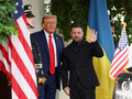 Tổng thống Ukraine Volodymyr Zelensky vẫy tay chào khi gặp Tổng thống Mỹ Donald Trump tại Nhà Trắng, trong bối cảnh các cuộc đàm phán nhằm chấm dứt chiến tranh giữa Nga và Ukraine, tại Washington, D.C. ngày 18/8. Ảnh: Reuters.
