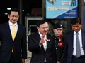 Cựu Thủ tướng Thái Lan Thaksin Shinawatra rời đi sau khi tòa án hình sự Thái Lan tuyên bố ông vô tội trong vụ án xúc phạm hoàng gia, ngày 22/8. Ảnh: Reuters.