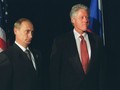 Tổng thống Mỹ Bill Clinton (phải) đứng cùng Thủ tướng Nga Vladimir Putin tại hội nghị thượng đỉnh APEC ở New Zealand, tháng 9/1999.