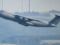 Một máy bay vận tải C5 Galaxy của Không quân Mỹ cất cánh từ Căn cứ Không quân Ramstein ở Đức. Ảnh: Getty.