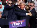 Ông Donald Trump ra hiệu với khuôn mặt đầy máu sau khi bị bắn vào tai phải trong một cuộc vận động tranh cử ở Butler, Pennsylvania, Mỹ ngày 13/7/2024. Ảnh: Reuters.