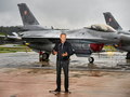 Thủ tướng Ba Lan Donald Tusk đứng trước các máy bay chiến đấu F-16 của Không quân Ba Lan khi ông tổ chức họp báo về mối đe dọa từ UAV Nga tại Căn cứ Không quân Chiến thuật số 32 ở Lask, cách Lodz, Ba Lan khoảng 30 km về phía tây nam, ngày 11/9. Ảnh: Reuters.