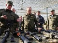 Tổng thống Nga Vladimir Putin kiểm tra vũ khí trong một chuyến thăm lực lượng vũ trang. Ảnh: Sputnik.
