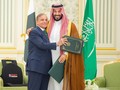 Thái tử Arab Saudi Mohammed bin Salman và Thủ tướng Pakistan Shehbaz Sharif ôm nhau vào ngày họ ký thỏa thuận quốc phòng, tại Riyadh, Saudi Arabia, ngày 17/9. Ảnh: Reuters.