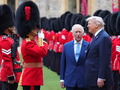 Tổng thống Mỹ Donald Trump và Vua Charles III của Anh duyệt đội danh dự sau khi đến Lâu đài Windsor ở Windsor, Anh ngày 17/9. Ảnh: Reuters.