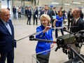 Chủ tịch Ủy ban Châu Âu Ursula von der Leyen (giữa) đang xem một chiếc UAV trong chuyến thăm công ty công nghệ quốc phòng Origin Robotics tại Marupe, Latvia vào ngày 29/8. Ảnh: AFP.