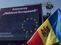 Người dân Moldova cầm quốc kỳ nước này và cờ EU biểu tình ở Chisinau, Moldova. Ảnh: Getty.