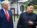 Nhà lãnh đạo Triều Tiên Kim Jong-un đứng cạnh Tổng thống Mỹ Donald Trump ở phía nam đường phân định quân sự chia cắt Triều Tiên và Hàn Quốc, tại khu vực an ninh chung Panmunjom thuộc khu phi quân sự vào năm 2019. Ảnh: TNS.