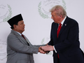 Tổng thống Mỹ Donald Trump và Tổng thống Indonesia Prabowo Subianto bắt tay nhau khi chụp ảnh tại hội nghị thượng đỉnh các nhà lãnh đạo thế giới về việc chấm dứt chiến tranh ở Gaza, tại Sharm el-Sheikh, Ai Cập ngày 13/10. Ảnh: Reuters.