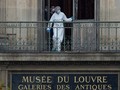 Một nhân viên pháp y người Pháp đang kiểm tra cửa sổ và ban công của Bảo tàng Louvre ở Paris vào ngày 19/10. Ảnh: Getty.