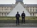 Cảnh sát đứng gác bên ngoài bảo tàng Louvre vào ngày 19/10. Ảnh: Getty.