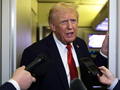Tổng thống Mỹ Donald Trump phát biểu với các phóng viên trên chuyên cơ Không lực Một. Các nhà phân tích cho rằng quyết định mở rộng danh sách đen thương mại của Mỹ vào cuối tháng 9 có thể đã châm ngòi căng thẳng trong cuộc chiến thương mại Mỹ-Trung. Ảnh: AFP.