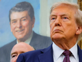 Tổng thống Donald Trump, trước bức tranh của cố Tổng thống Ronald Reagan, tại Phòng Bầu dục ở Nhà Trắng ở Washington, D.C. Ảnh: Reuters.