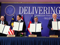 Thủ tướng Malaysia Anwar Ibrahim, Thủ tướng Thái Lan Anutin Charnvirakul, Thủ tướng Campuchia Hun Manet và Tổng thống Mỹ Donald Trump giơ cao các tài liệu trong lễ ký kết thỏa thuận ngừng bắn giữa Campuchia và Thái Lan bên lề Hội nghị thượng đỉnh Hiệp hội các quốc gia Đông Nam Á (ASEAN) lần thứ 47 tại Kuala Lumpur, Malaysia, ngày 26/10. Ảnh: Reuters.