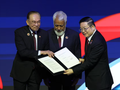 Thủ tướng Timor-Leste Kay Rala Xanana Gusmao (giữa) trong lễ ký kết tuyên bố về việc kết nạp Timor-Leste vào ASEAN tại Hội nghị Cấp cao ASEAN lần thứ 47 ở Kuala Lumpur, Malaysia ngày 26/10. Ảnh: Reuters.
