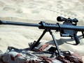 Một khẩu Barrett M82 được giữ trong cát. Ảnh: IE.