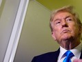 Tổng thống Mỹ Donald Trump trên chiếc Không lực Một, ngày 25/10. Ảnh: Getty.