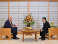Tổng thống Mỹ Donald Trump gặp Nhật hoàng Naruhito tại Cung điện Hoàng gia ở Tokyo, Nhật Bản ngày 27/10. Ảnh: Reuters.