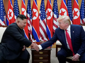 Tổng thống Mỹ Donald Trump bắt tay nhà lãnh đạo Triều Tiên Kim Jong-un khi họ gặp nhau tại khu phi quân sự ngăn cách hai miền Triều Tiên, tại Bàn Môn Điếm, Hàn Quốc, ngày 30/6/2019. Ảnh: Reuters.