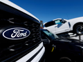Logo của hãng Ford trên xe bán tải Ford F-150 được bán tại Encinitas, California, Mỹ vào ngày 20/10. Ảnh: Reuters.