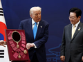 Tổng thống Mỹ Donald Trump được trao tặng "Huân chương Mugunghwa vĩ đại" trong cuộc gặp với Tổng thống Hàn Quốc Lee Jae Myung tại Gyeongju, Hàn Quốc, ngày 29/10. Ảnh: Reuters.