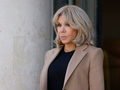 Bà Brigitte Macron, vợ của Tổng thống Pháp Emmanuel Macron, nhìn về phía Cung điện Elysee ở Paris vào ngày 27/3. Ảnh: AFP.