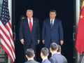 Tổng thống Mỹ Donald Trump và Chủ tịch Trung Quốc Tập Cận Bình bước ra sau cuộc gặp song phương tại Sân bay Quốc tế Gimhae, bên lề hội APEC tại Busan, Hàn Quốc ngày 30/10. Ảnh: Reuters.