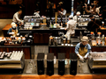 Các nhân viên đang pha chế đồ uống tại Starbucks Reserve Roastery, cửa hàng Starbucks lớn nhất thế giới, ở Thượng Hải, Trung Quốc, ngày 28/2/2025. Ảnh: Reuters.