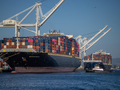 Một tàu chở hàng chứa đầy các container vận chuyển được nhìn thấy tại cảng Oakland, California, Mỹ ngày 4/8. Ảnh: Reuters.