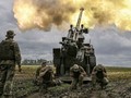 Các binh sĩ Ukraine đang vận hành một khẩu pháo Howitzer. Ảnh: MW.