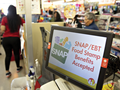 Dòng chữ “Đã chấp nhận trợ cấp tem phiếu thực phẩm SNAP/EBT” được hiển thị trên màn hình bên trong một cửa hàng Family Dollar ở Chicago, Illinois, Mỹ. Ảnh: Getty.