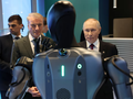 Tổng thống Nga Vladimir Putin và Tổng giám đốc điều hành Sberbank German Gref tham quan triển lãm của hội nghị quốc tế về trí tuệ nhân tạo “AI Journey”, tại Moscow, Nga, ngày 19/11. Ảnh: Reuters.