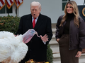 Tổng thống Mỹ Donald Trump và đệ nhất phu nhân Melania Trump bên cạnh Gobble, một trong hai chú gà tây được ân xá trong Lễ Tạ ơn, tại Vườn Hồng ở Nhà Trắng ở Washington, D.C., ngày 25/11. Ảnh: Reuters.