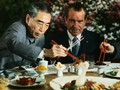 Tổng thống Mỹ Richard Nixon (phải) và Thủ tướng Trung Quốc lúc bấy giờ là Chu Ân Lai dùng bữa trong chuyến thăm chính thức của ông Nixon tới Trung Quốc năm 1972. Ảnh: Getty.