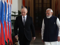 Tổng thống Nga Vladimir Putin và Thủ tướng Ấn Độ Narendra Modi đi bộ trước cuộc hội đàm tại New Delhi, Ấn Độ, ngày 5/12. Ảnh: Reuters.
